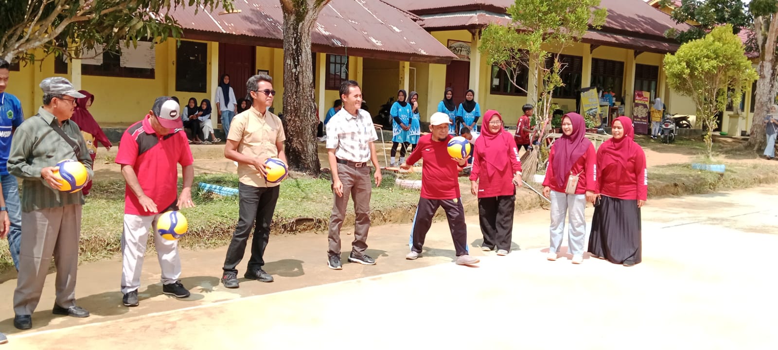 Kepala SMA Negeri 1 Sentajo Raya, Drs. Afrizal, Lakukan Service Bola Pertama sebagai Tanda Dimulainya Pertandingan